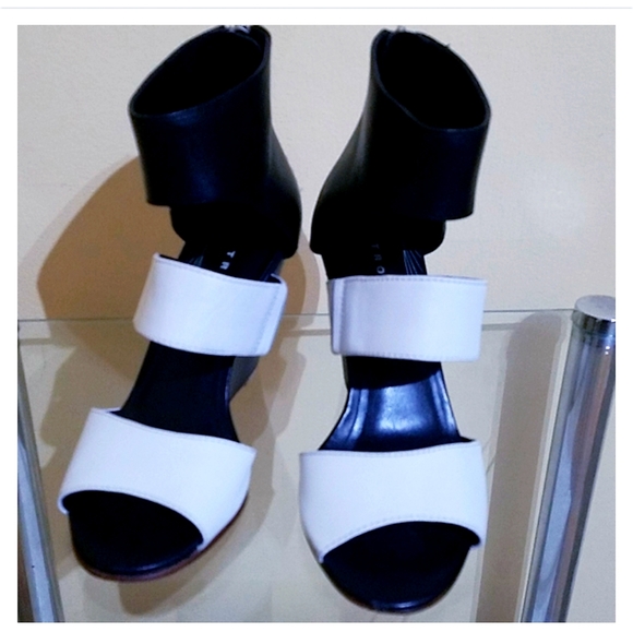 Trouve RobinBlack & White Leather Wedge Sandals 4M - Picture 3 of 16